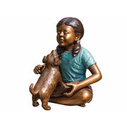 Fille assise avec chien — B94672