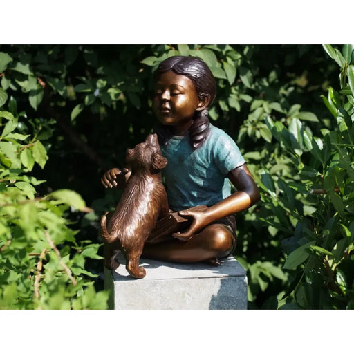 Fille assise avec chien — B94672