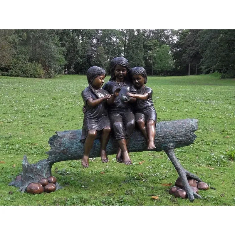 3 Enfants Sur Tronc D'Un Arbre — B959