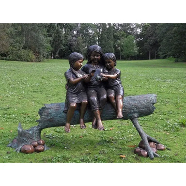 3 Enfants Sur Tronc D'Un Arbre — B959