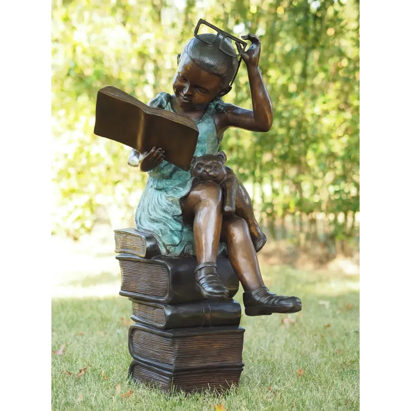 Fille Lisant Avec Des Lunettes — B97131