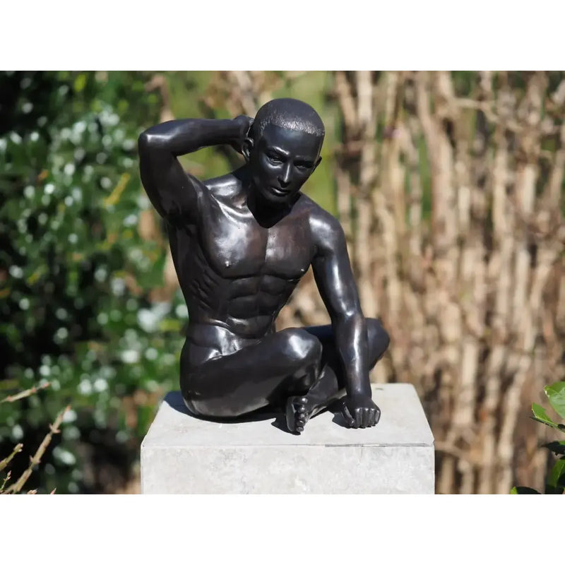 Homme assis, bras levé — BS1480B