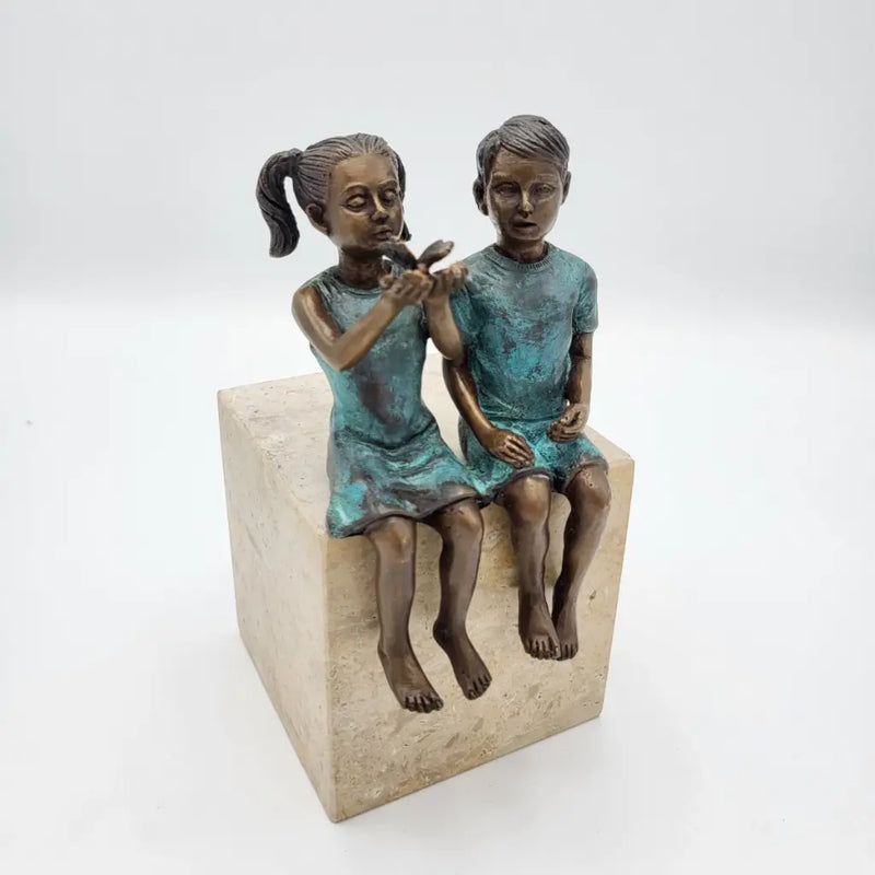 2 enfants avec un papillon — BS1493B