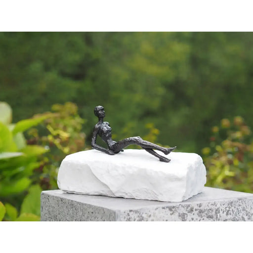 Sculpture en bronze sur pierre naturelle 'Chill' — BS1569B