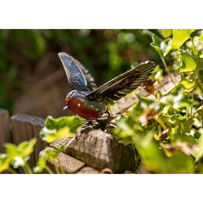 Arrosoir & Persil Rouge gorge ailes ouvertes - Oiseau décoratif en métal recyclé 11022
